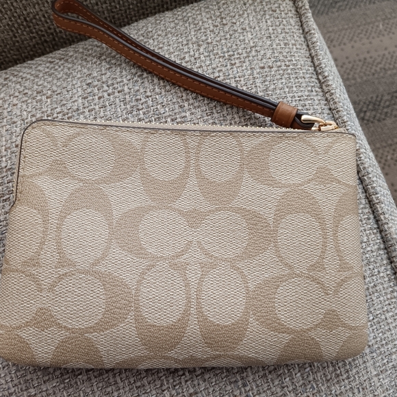 Coach Corner Zip Wrislet signature canvas - Picture 3 of 4